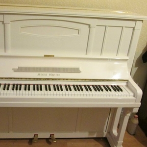 прекрасное белое пианино,  гармоничное звучание