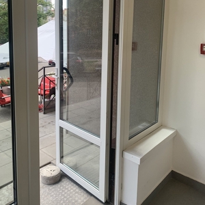 Заміна завісів S-94 у алюмінієвих дверях Київ,  завіси S-94 Київ,  ремонт дверей