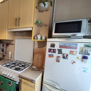 Продам 2-к. квартиру-сталінку,  4/5,  метро 5 хв.