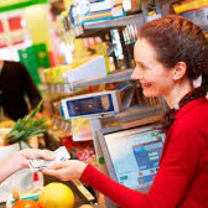 Продавець в магазин європродуктів