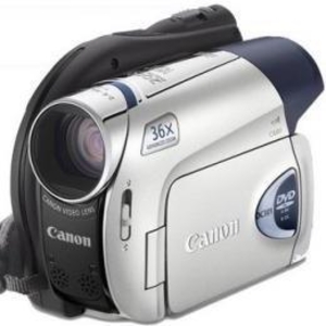 Почти новая видеокамера Canon DC301