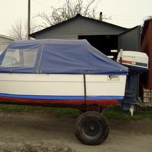 продается 4-х местная пластиковая лодка с документами 