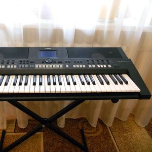 Синтезатор Yamaha PSR-S650 продам.