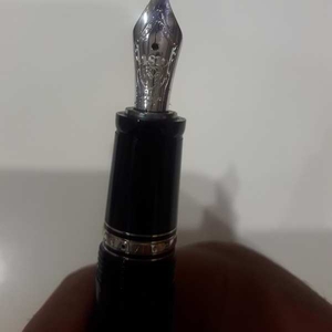 Брендовая ручка Montblanc.